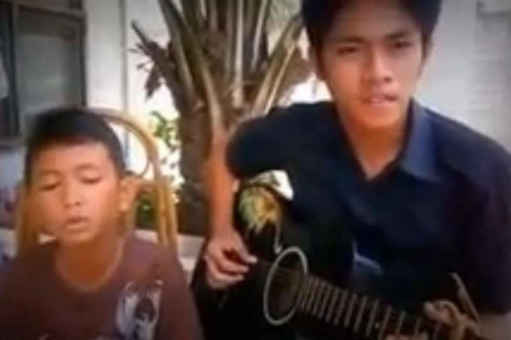 NEVIĐENI TALENAT: Dečak sa Filipina glasom osvojio internet!