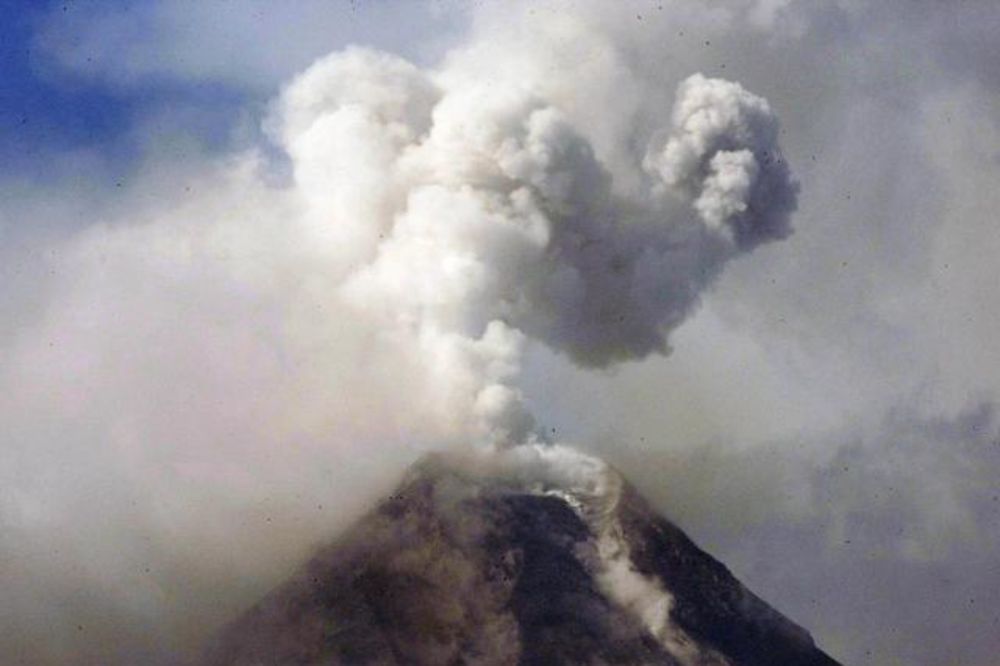 5 poginulih u erupciji vulkana