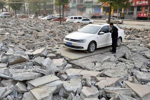 EFIKASNO: Kinezi srušili parking oko zaboravljenog automobila