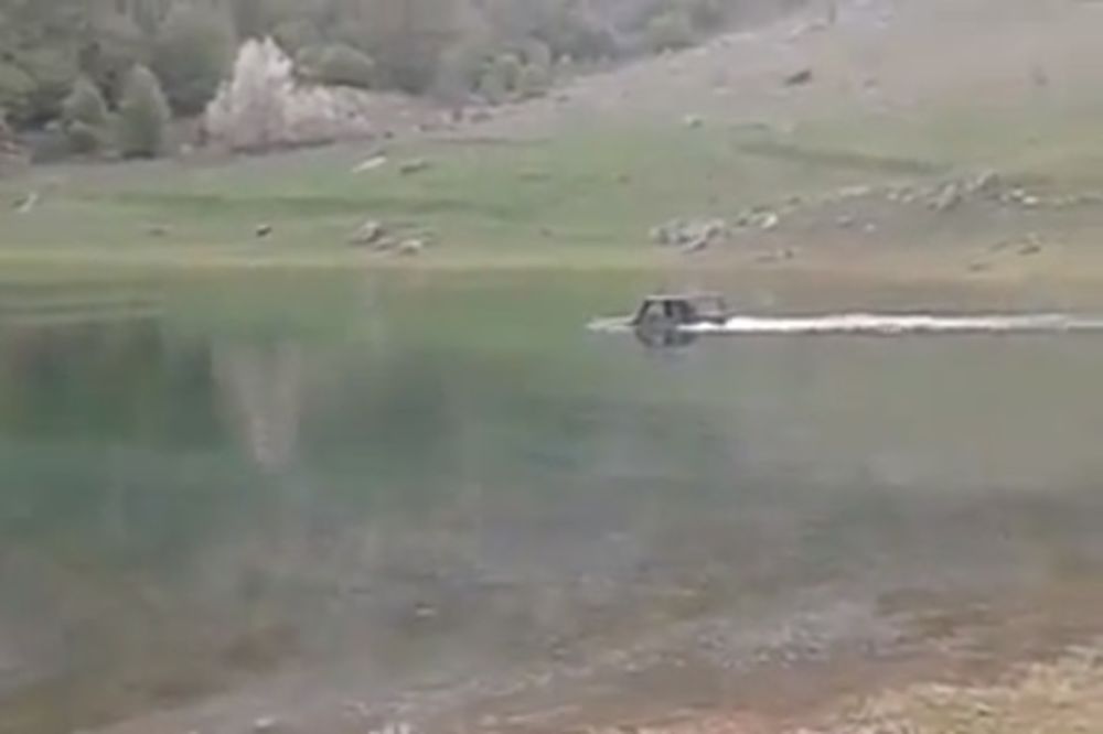 HADŽIJA: Bosanac mercedesom vozi po jezeru