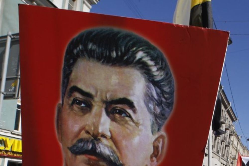 Rusi digli spomenik Staljinu