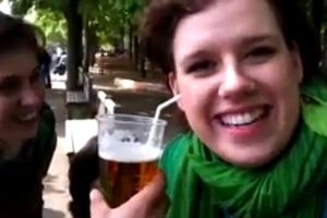 VIDEO: Devojka pije pivo na uho!