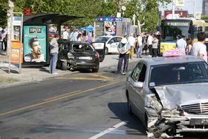 NOVI BEOGRAD: Automobil uleteo na autobusko stajalište, 5 povređeno