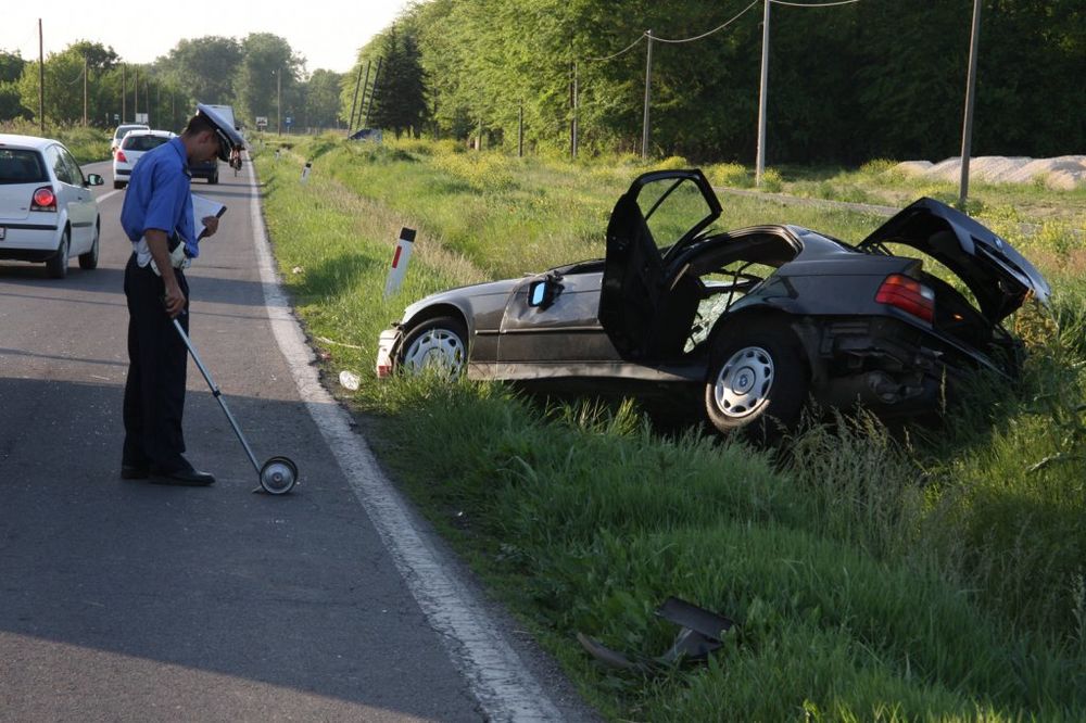 PREVRNUO SE BMW: Muškarac teško povređen kod Batajnice