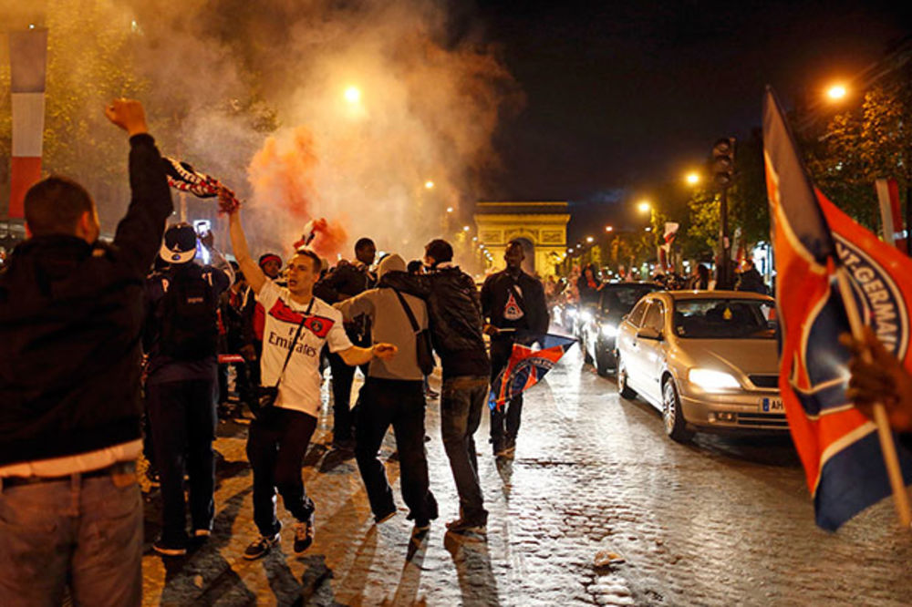 HAOS U PARIZU: 11 huligana uhapšeno zbog nereda pred meč PSŽ - Leverkuzen