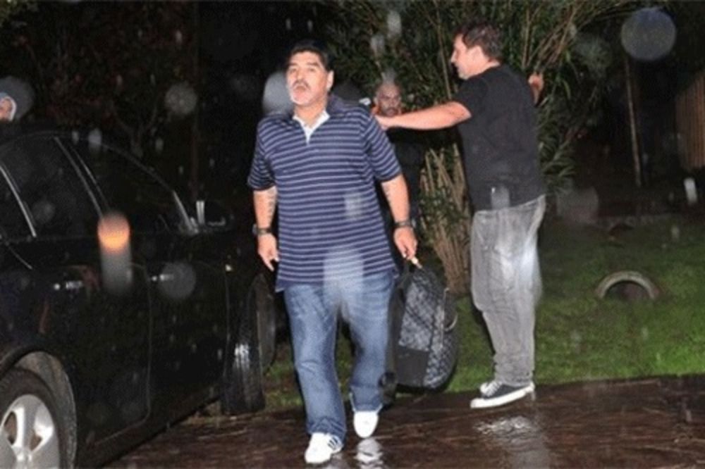 POBESNEO: Maradona tukao i gađao kamenjem novinare!