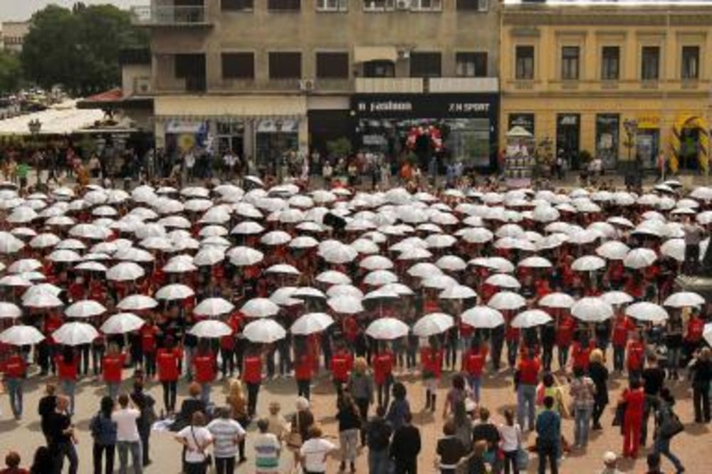 TAČNO U PODNE: 12.000 maturanata plesalo širom Srbije!