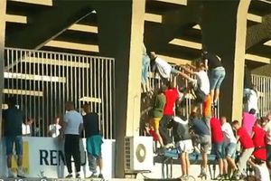 SNALAŽLJIVI: Delije preskakale ogradu da uđu na stadion!
