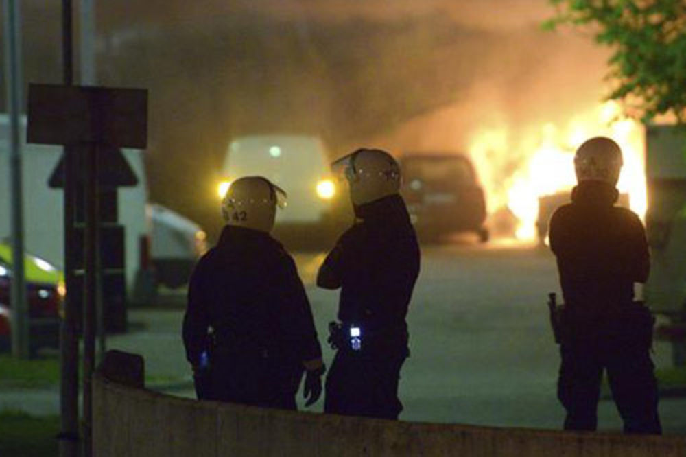 NASTAVLJENI NEREDI: Zapaljeno 30 vozila, više privedenih u Stokholmu