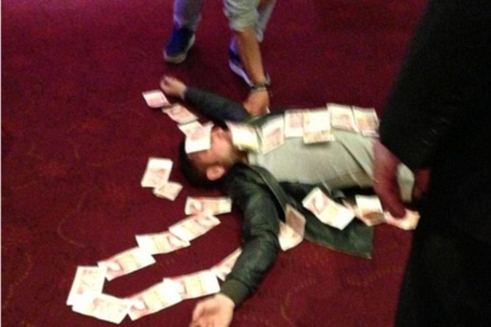 POBESNEO: Di Kanio kaznio pijanog igrača koji se prekrio novčanicama