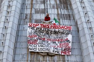 PROTEST ZBOG POLITIKE: Popeo se na kupolu Bazilike svetog Petra