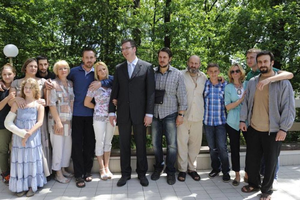 STIGLI KUĆI: Vučić dočekao oslobođene Srbe iz Libije