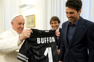 KOLEKCIONAR: Bufon poklonio papi dres Juventusa!