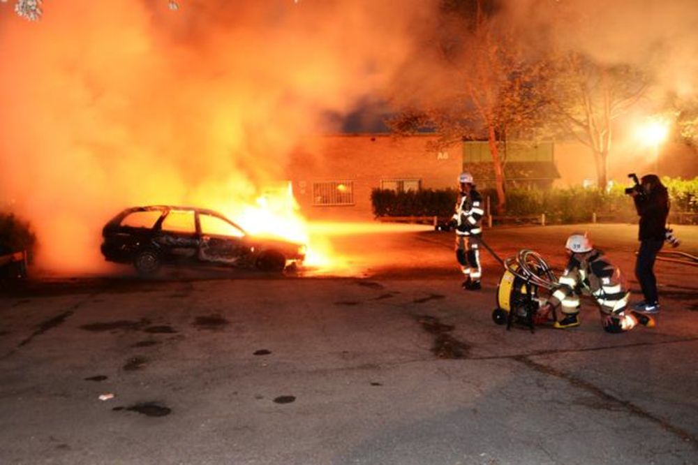 Mladi u Stokholmu palili automobile