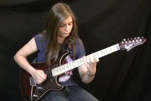 PRŽI: Devojčica (14) objasnila kako se svira gitara!