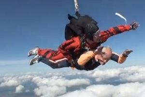 RATNI VETERAN: Pradeda (87) skočio s padobranom da pomogne praunuku!
