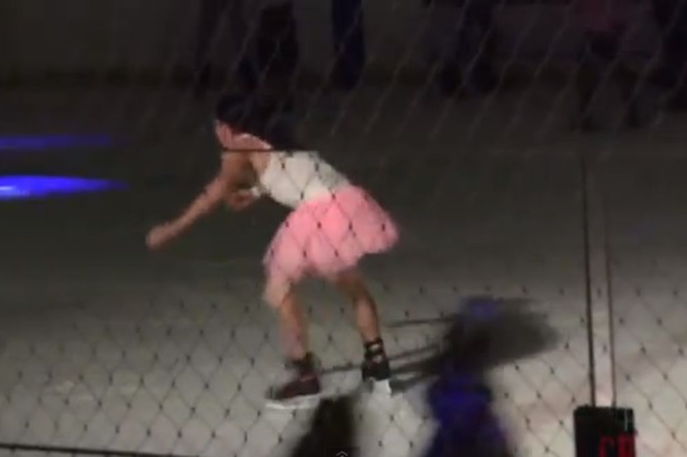 HAOS: Muškarac klizao u roze suknjici, reagovalo obezbeđenje