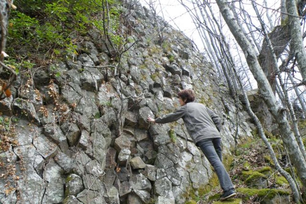 VULKANSKO POREKLO: Rešena misterija zida u Kuršumliji!