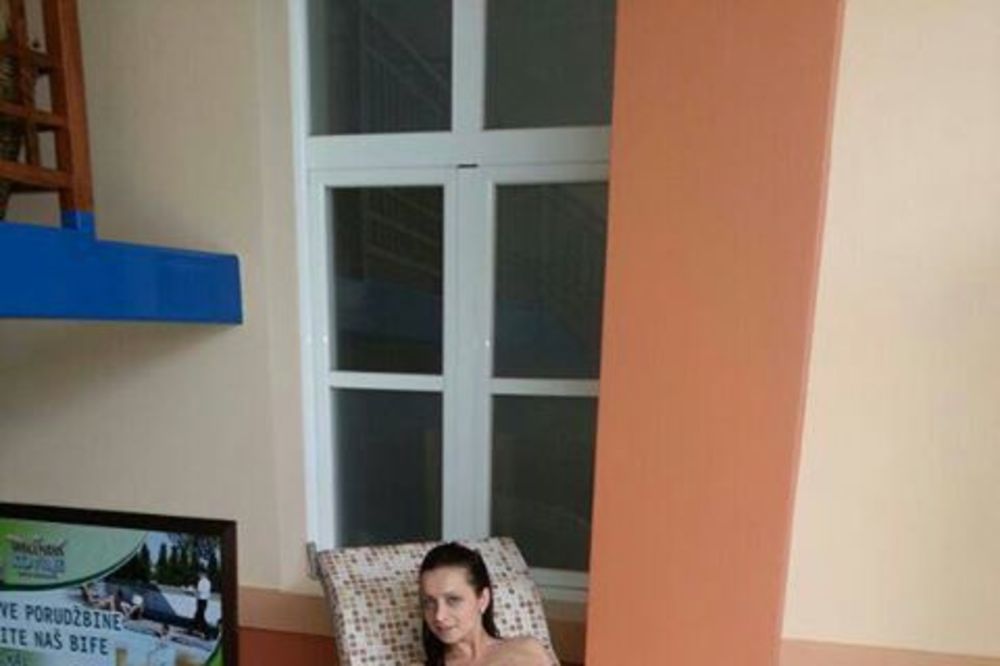 BIKINI DEVOJKA: Jelena Vučković odmara se pored bazena