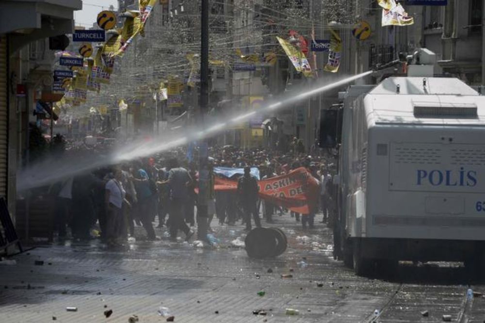 SUKOBI U TURSKOJ: Policija se povlači!