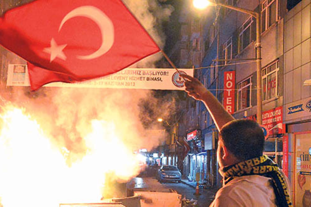 PONESTAJE SUZAVCA: Peti dan protesta u Turskoj
