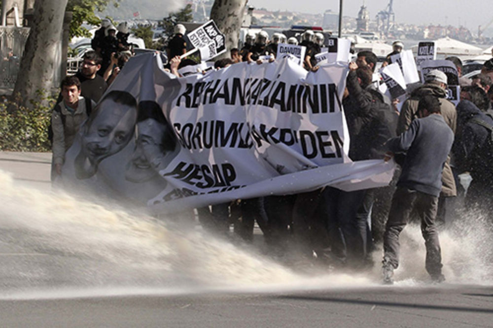 KLJUČA ISTANBUL: Građani krenuli na Erdogana