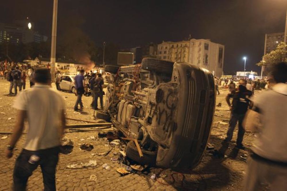DEMONSTRACIJE U TURSKOJ: Preminuo povređeni policajac