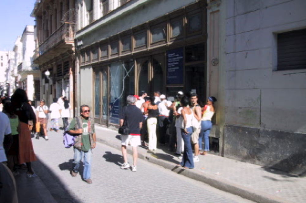 Kubanci u redovima ispred javnih Internet centara