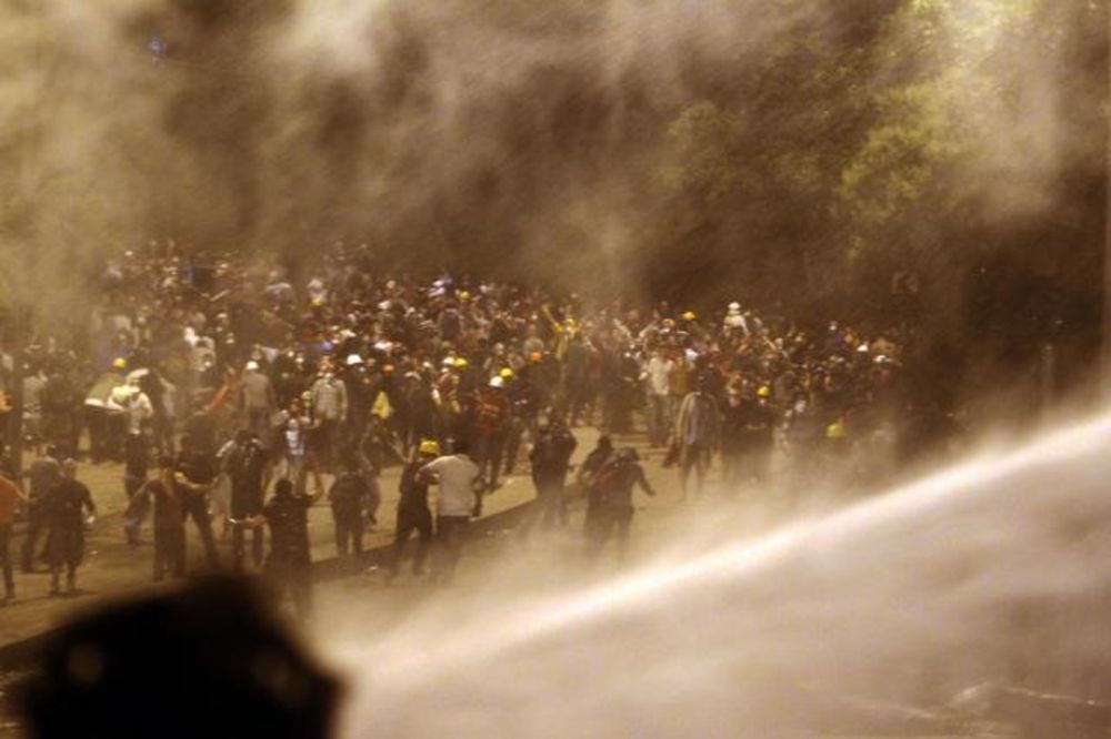 ŠESTI DAN PROTESTA: Ujedinili se navijači Bešiktaša i Galatasaraja?!