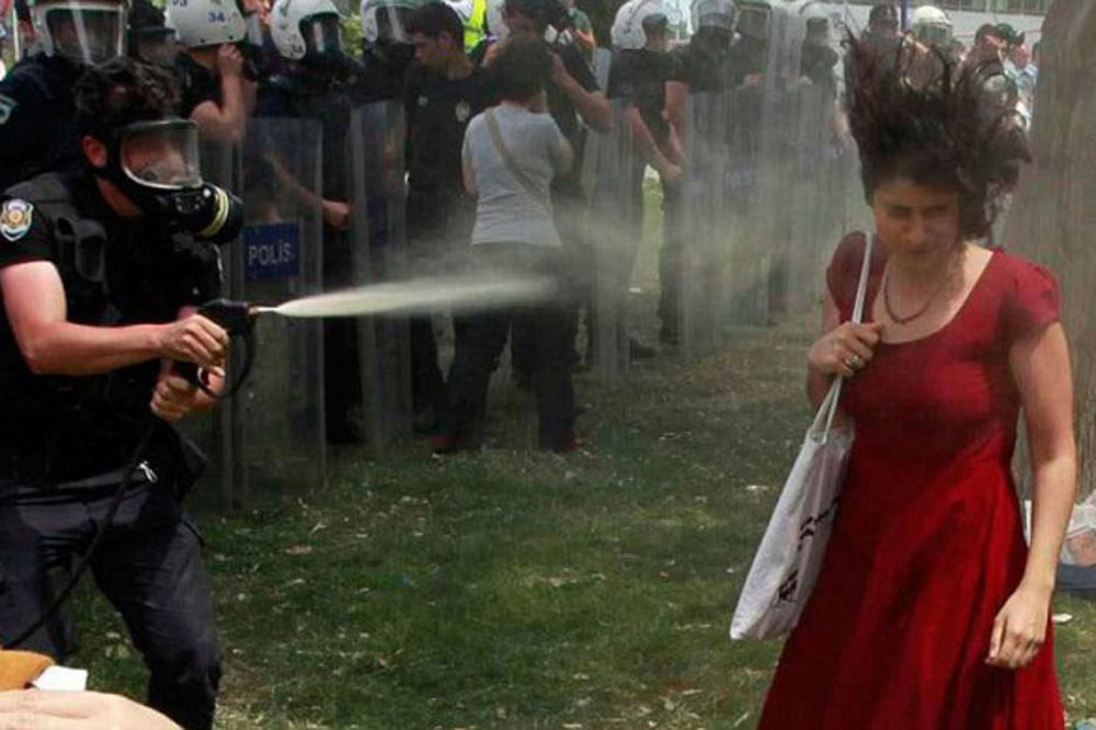 HIT FOTO: Žena u crvenom simbol turskog protesta