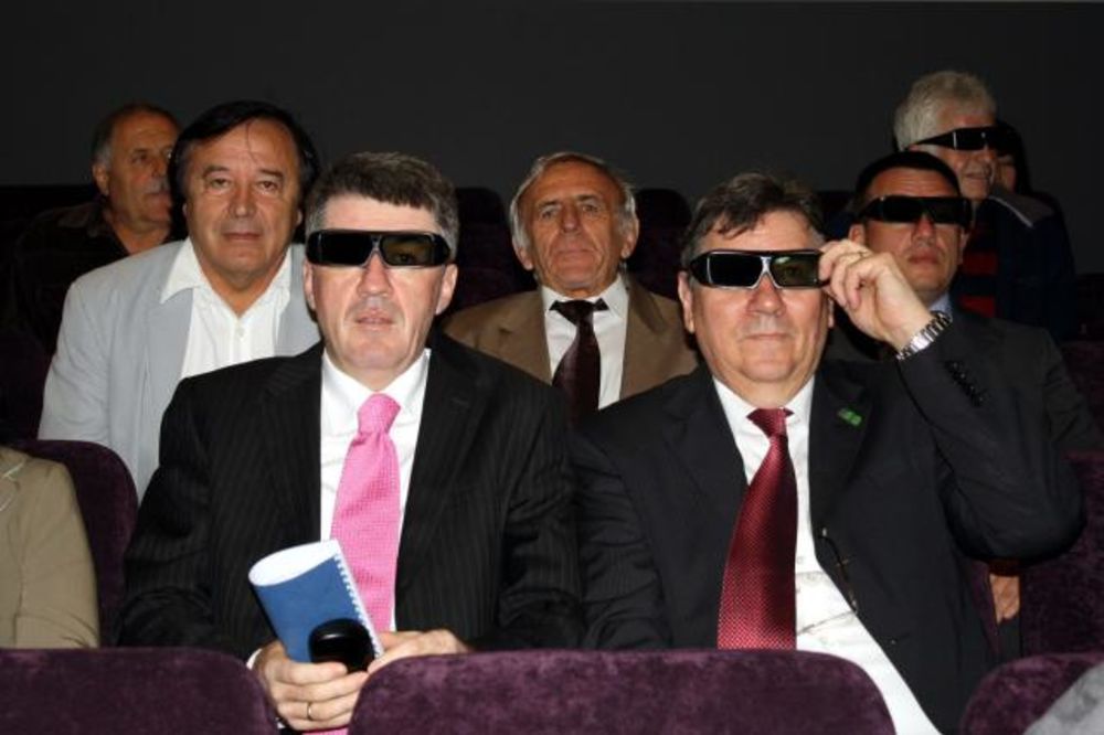 POZDRAV IZ SVILAJNCA: Ministar Obradović u 3D bioskopu!