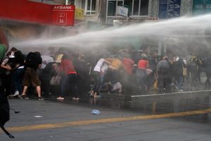 TRAŽE HAPŠENJE POLICAJCA: Suzavcem i vodenim topovima rasterani demonstranti u Ankari
