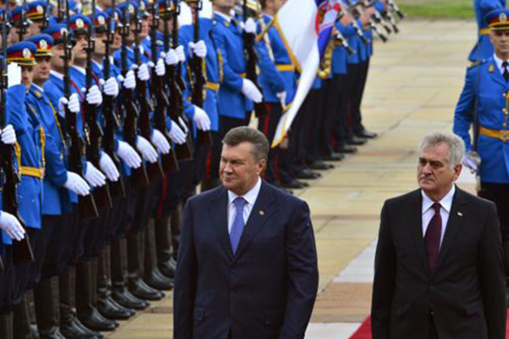 Nikolić i Janukovič razmenili ordenje