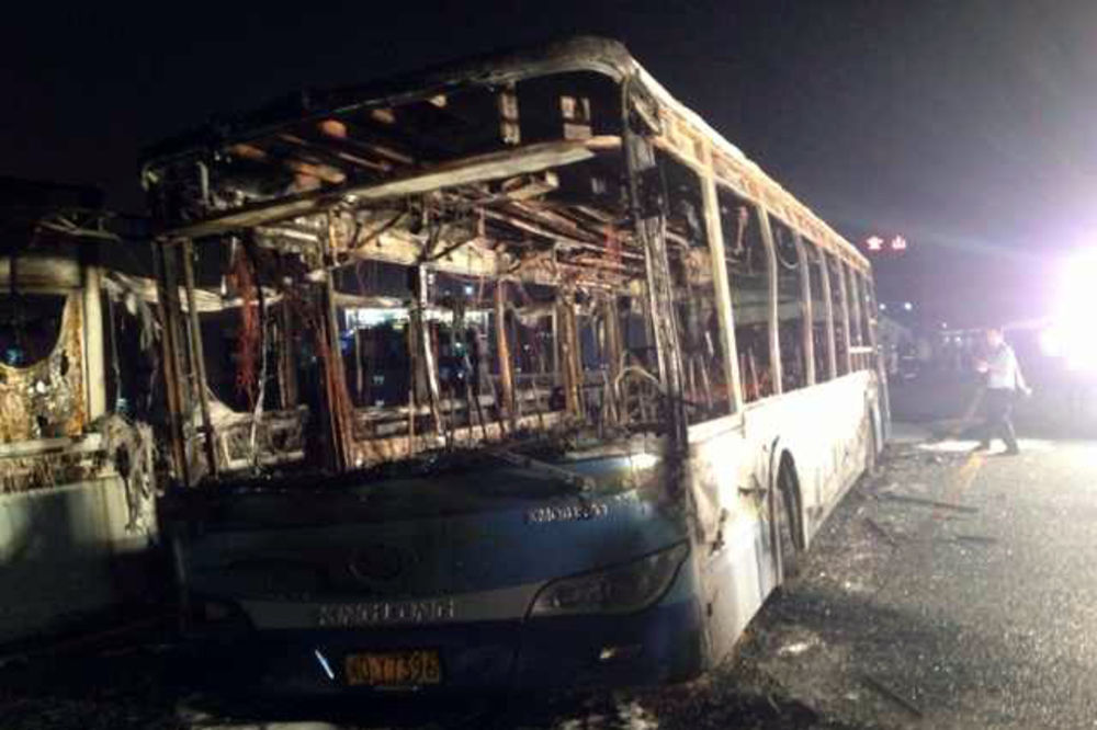 POŽAR NA AUTO-PUTU: Zapalila se guma, autobus eksplodirao