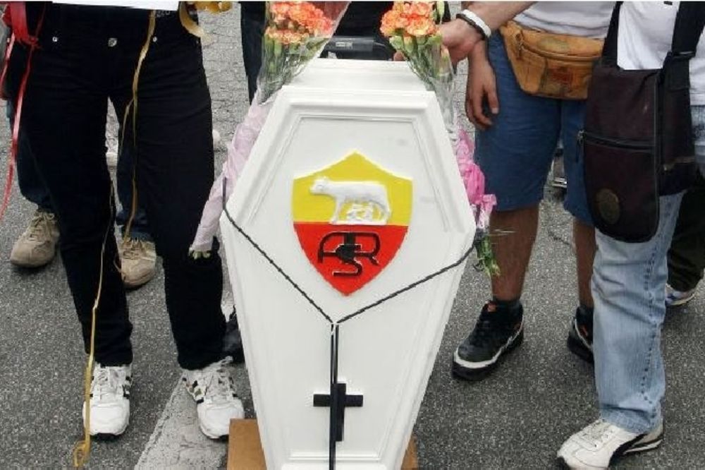 GROBARI: Navijači Lacija organizovali sahranu Rome