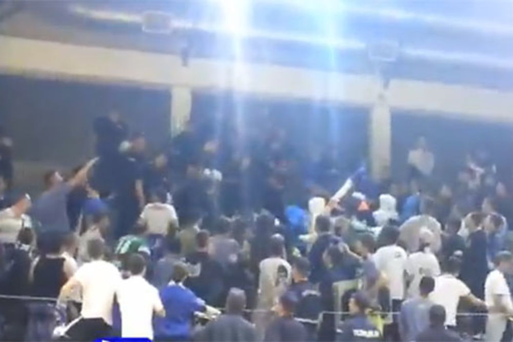 HAOS NA RUKOMETU: Navijači Novog Pazara napali policiju