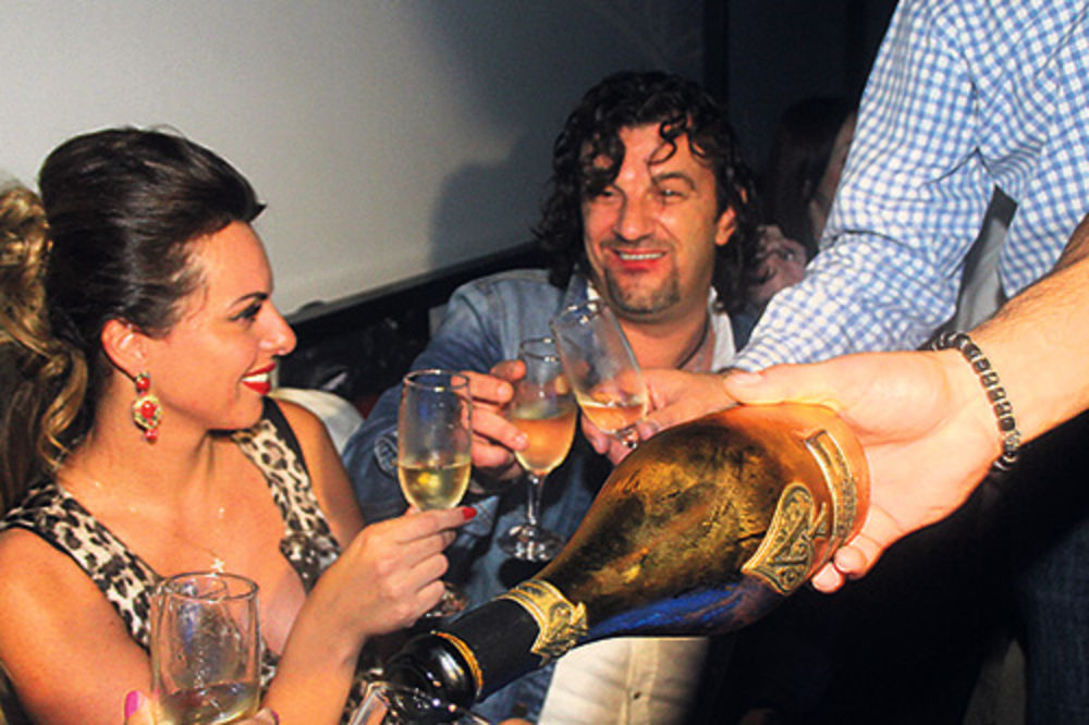 Lukas zalio koncert šampanjacem od 3.000 evra!