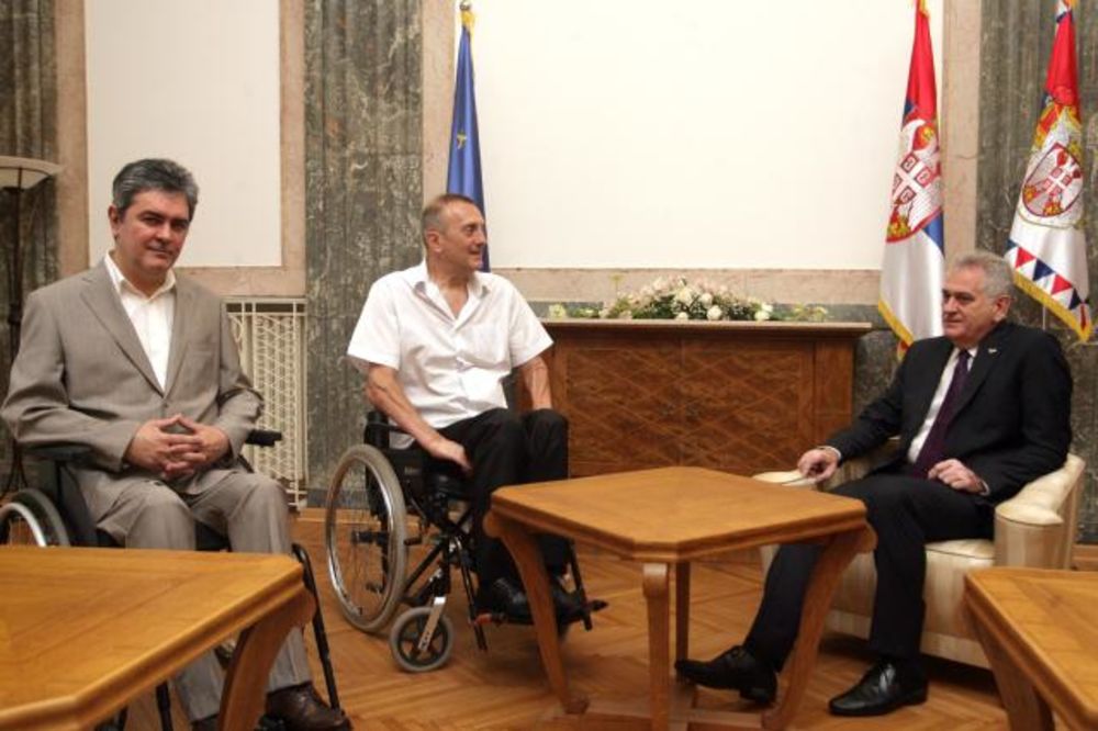 Nikolić sa predstavnicima paraplegičara i distrofičara