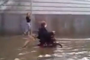 NE OSTAVLJA PRIJATELJA: Pas pomogao vlasniku u invalidskim kolicima u poplavi