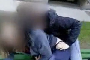 IZMAKLO KONTROLI: Seks dve devojčice na klupi u Beogradu
