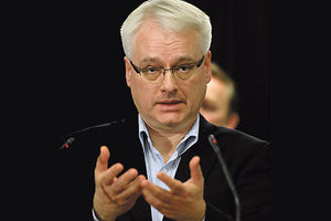 Josipović dolazi u Beograd pod teretom priče o ćirilici