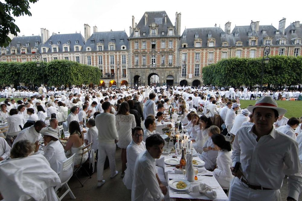 Pariz: Više od 10.000 učesnika na Večeri u belom