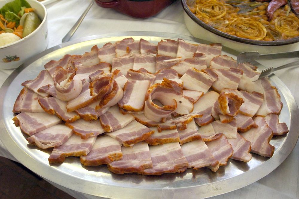 KOŠTALO GA POSLA: Šefici muslimanki kupio sendvič sa slaninom!
