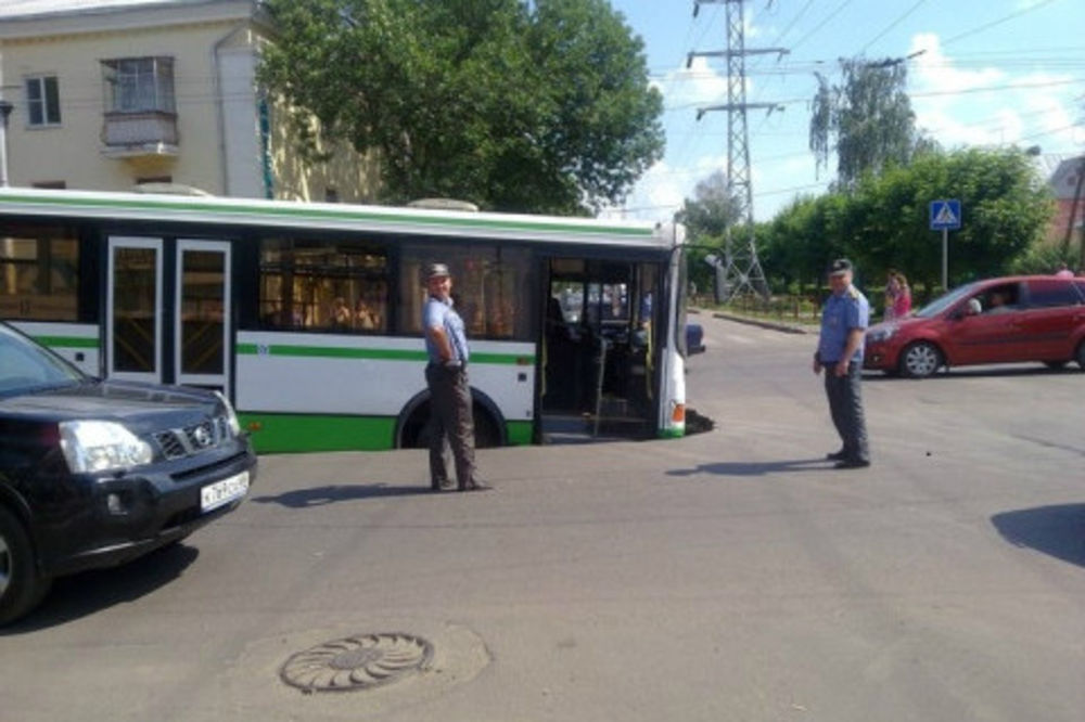 ZEMLJA SE OTVORILA: Rupa progutala gradski autobus