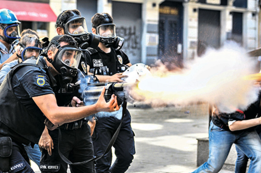 Suzavac i vodeni topovi za demonstrante na trgu Taksim