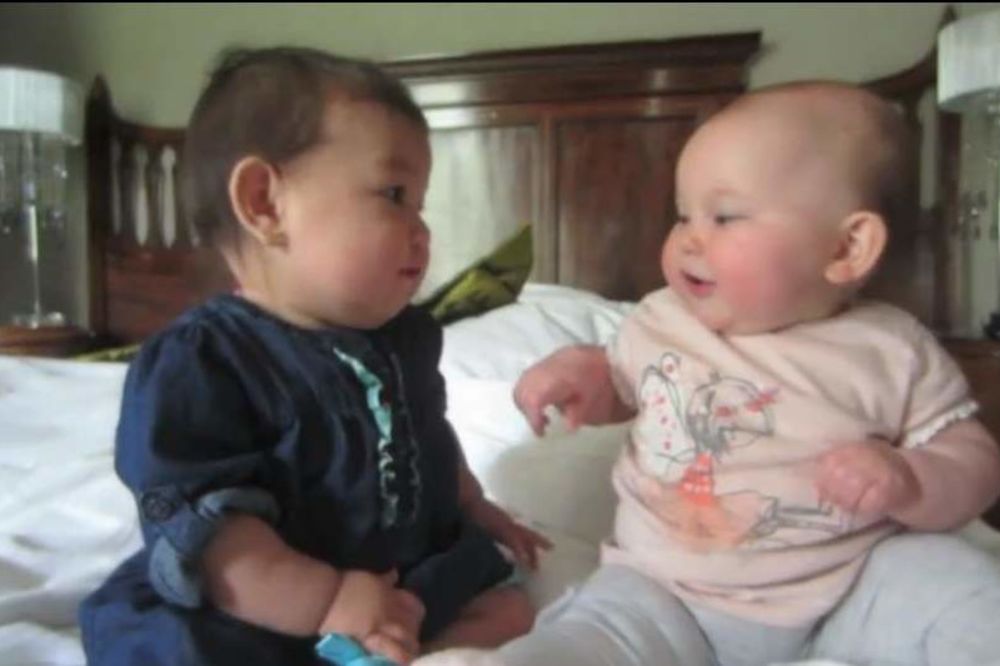 HIT: Najslađi bebi razgovor na svetu!