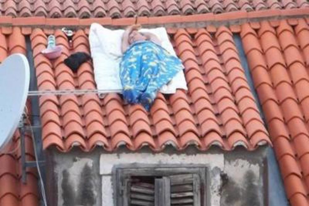 VRELINA: U Dubrovniku spavaju po krovovima!