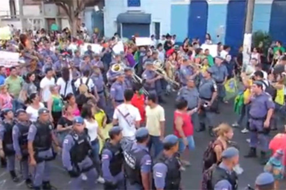 PROTESTI U BRAZILU: Policija umesto pendrečenja zasvirala sa demonstratima