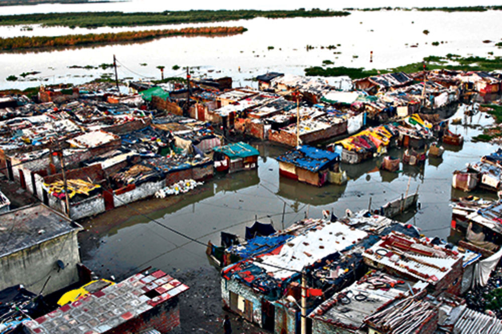 STRAVIČNO: Iz reke Gang izvukli 600 žrtava poplava i klizišta!