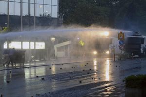 Istanbul: Suzavcem i gumenim mecima na demonstranate
